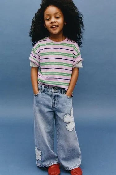 Джинсы  с цветочными патчами- Заказать в России