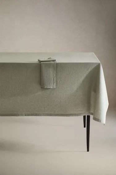 Скатерть с вышитым узором