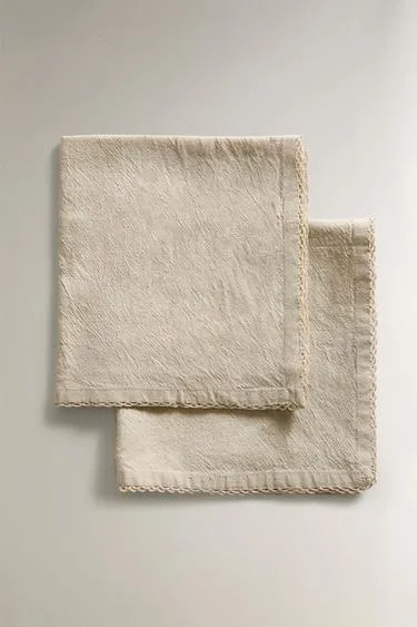 Набор однотонных салфеток с вышитым узором (набор из 2)