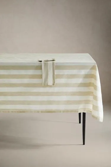 Полосатый скатерть в тонкую полоску