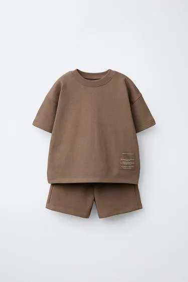 Комплект джоггинг из футболки и шортов с нашивкой