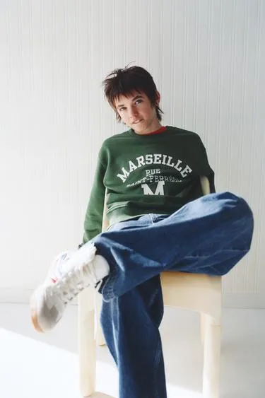 Толстовка с рельефной надписью