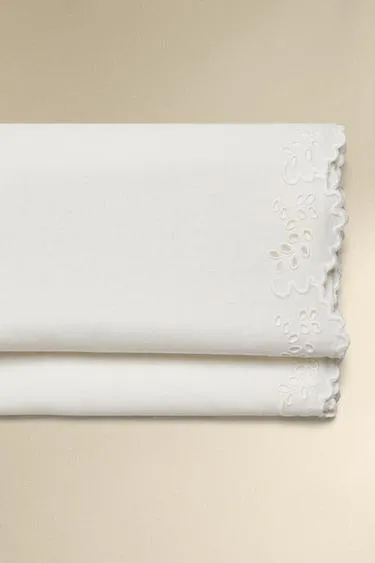 Простыня с вышивкой и обрамлением