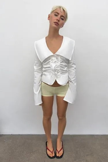 Рубашка с воланами и контрастными элементами- Заказать в России