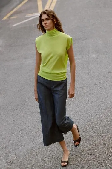 Свободный трикотажный топ с воротником-стойкой