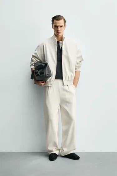 Брюки-джоггеры свободного кроя со складками