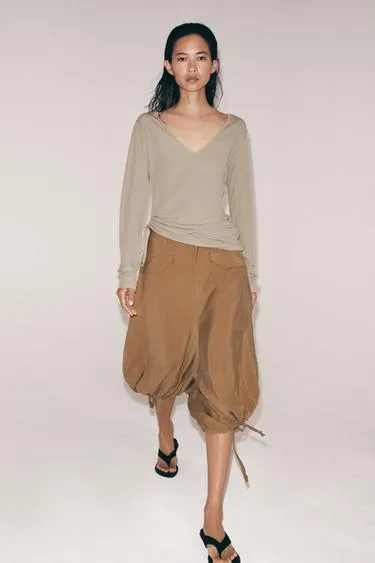 Футболка с V-образным вырезом и завязками