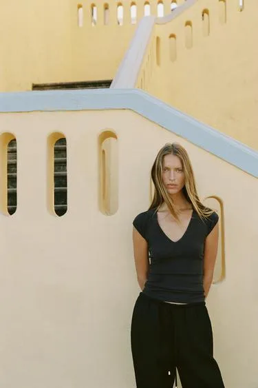 Футболка с V-образным вырезом