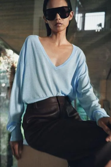 Тонкий джемпер с V-образным вырезом