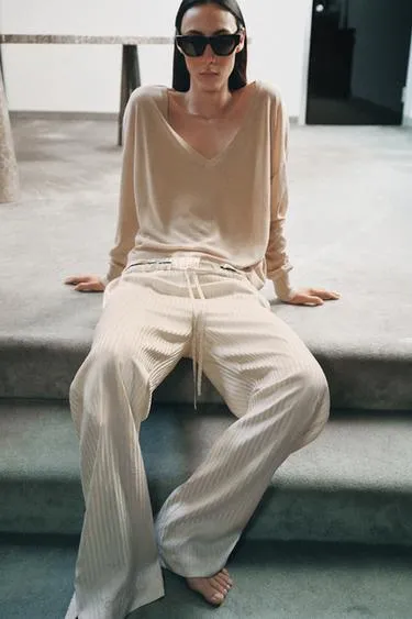 Джемпер тонкой вязки с V-образным вырезом