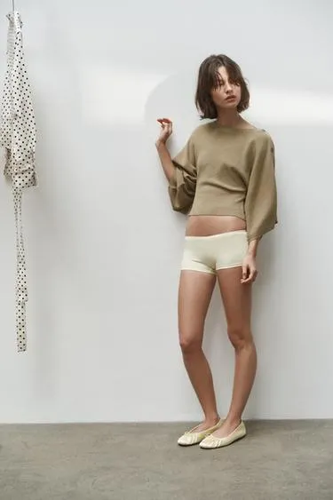 Свитер с рукавами-крылышками и пуговицами