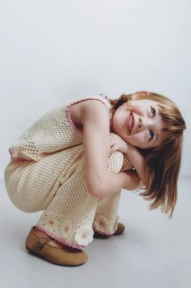 Топ из кружева кроше с цветами