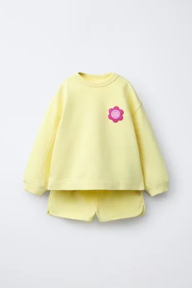 Комплект из толстовки и шортов с прорезиненным цветом