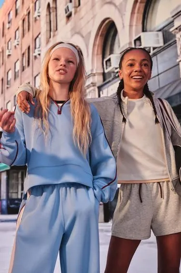 Спортивные шорты-бермуды с контрастными элементами- Заказать в России