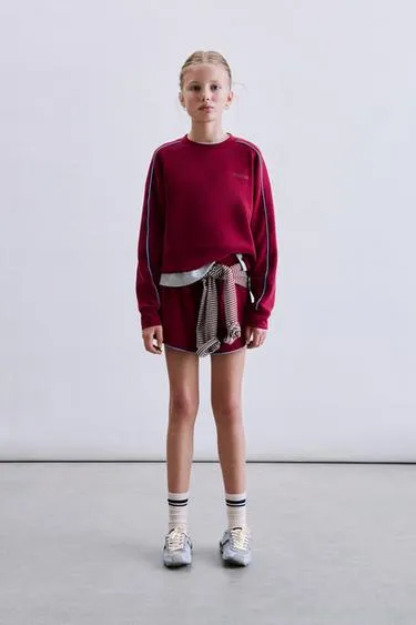 Спортивные шорты-бермуды с контрастными элементами