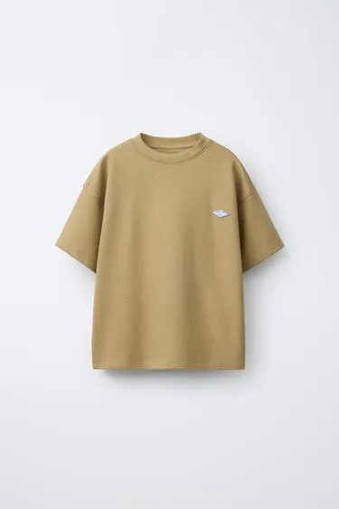 Футболка из ткани оттоман с нашивкой- Заказать в России