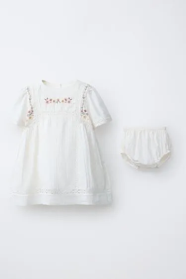 Платье и трусики с цветочной вышивкой