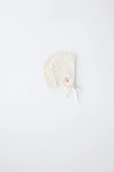 Чепчик с вышивкой цветка- Заказать в России