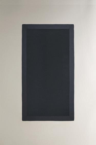 Пляжное полотенце с контрастными текстурами