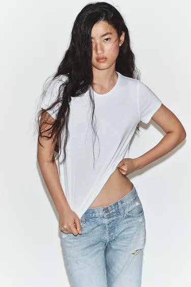 Футболка с вырезом сзади