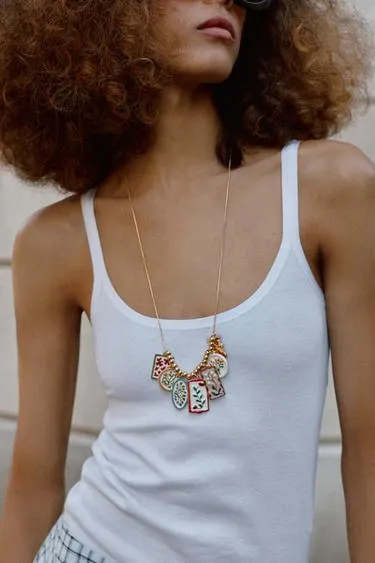 Набор из 2 ожерелий с подвесками из смолы и цветов