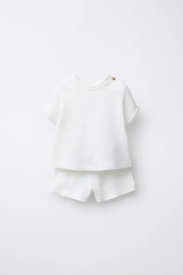 Набор из футболки с воротником-трапецией и бермуд