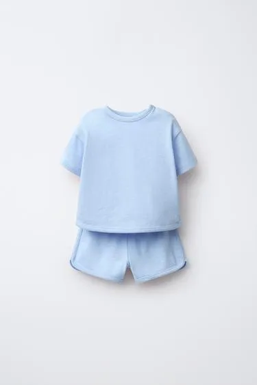 Комплект из футболки и шортов-бермудов из пряжи фламе