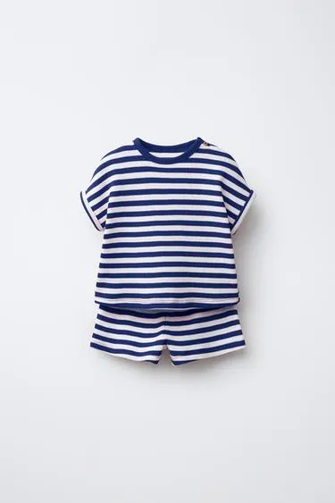 Комплект из футболки и шортов Wayas - Заказать в России