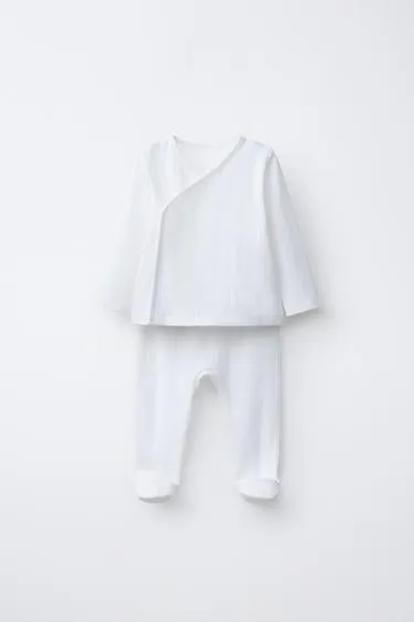 Комплект из футболки и легинсов с рельефным узором- Заказать в России