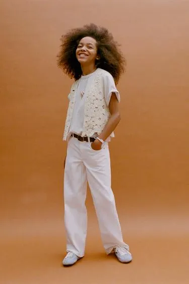 Вязаный жилет с цветами кроше и бусинами- Заказать в России