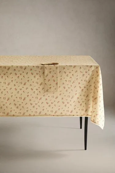 Скатерть с ромашками и кружевной отделкой