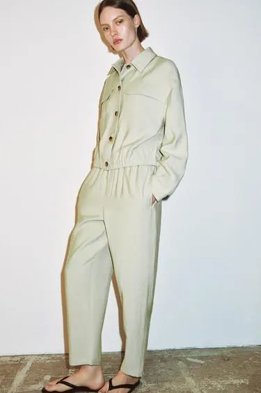 Укороченная куртка с накладными карманами