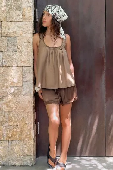 Атласные мини-шорты с кружевом