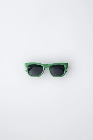 Квадратные солнцезащитные очки в пластиковой оправе