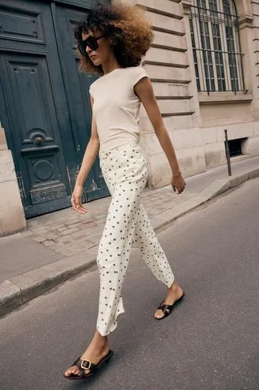 Минималистичная футболка с короткими рукавами