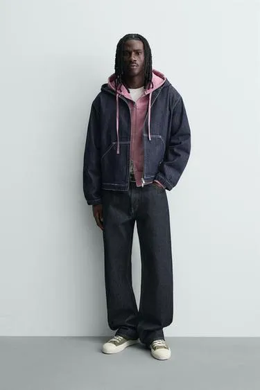 Укороченная джинсовая куртка с капюшоном и контрастными швами- Заказать в России