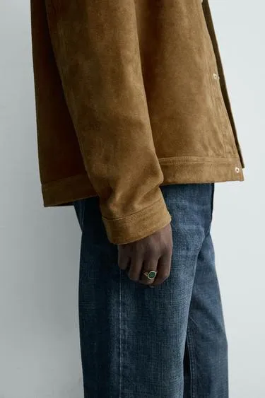 Золотое кольцо с печаткой и камнем