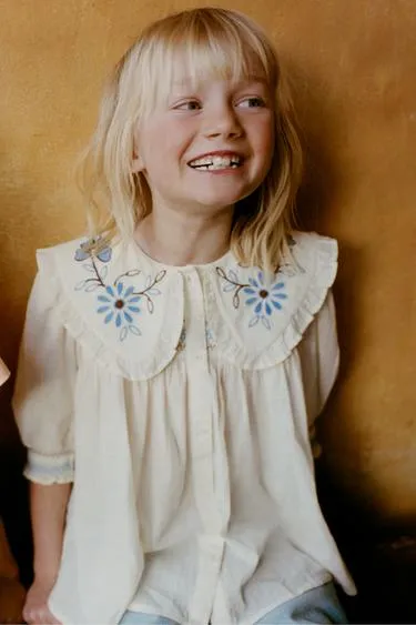 Рубашка с отложным воротником и вышивкой