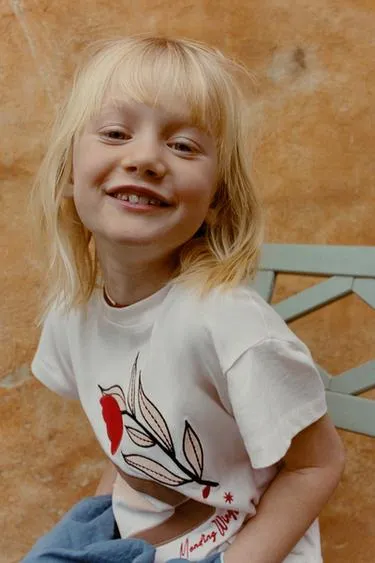 Футболка с вышитой нашивкой- Заказать в России