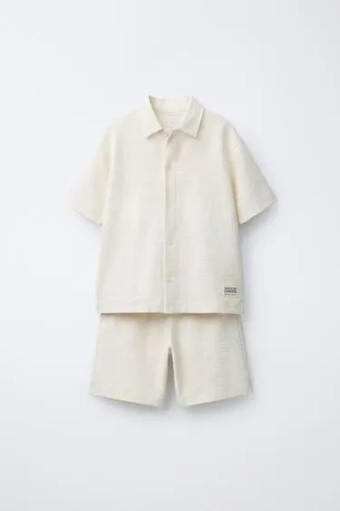 Комплект из рубашки и шортов из рельефной ткани с нашивкой- Заказать в России