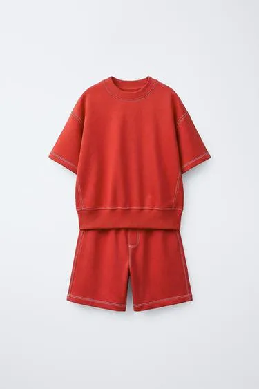 Комплект из футболки и шортов из футера с отделочной строчкой- Заказать в России