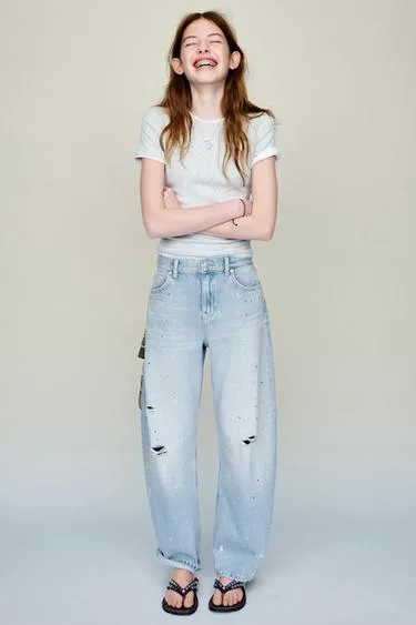 Джинсы баллон с рваными деталями и стразами- Заказать в России