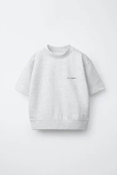 Толстовка с короткими рукавами и рельефной надписью