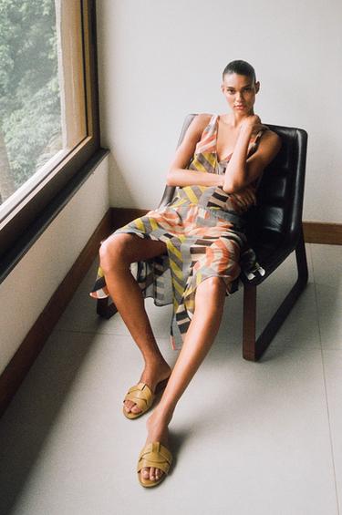 Zara Сандалии из кожи на плоской подошве