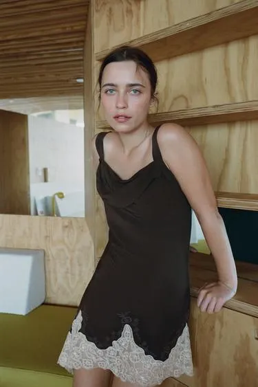 Платье из 100% вискозы с вышивкой и кружевом- Заказать в России