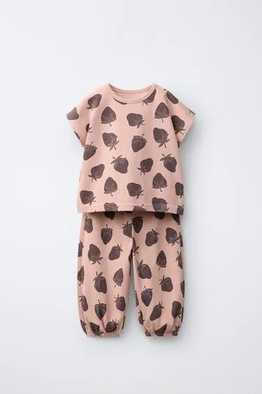 Комплект из футболки и шароваров с принтом «клубника»- Заказать в России