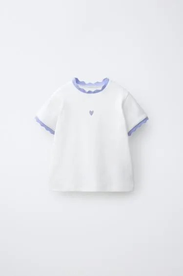 Футболка в рубчик с контрастной отделкой и вышивкой- Заказать в России