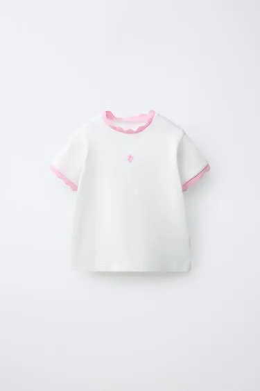 Футболка в рубчик с контрастной отделкой и вышивкой