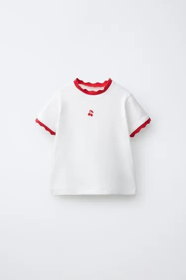 Футболка в рубчик с контрастной отделкой и вышивкой