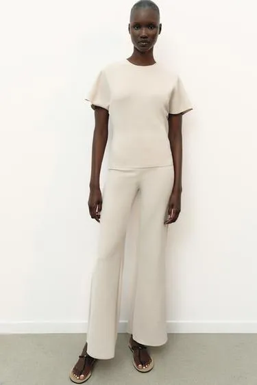 Топ с вырезом и короткими рукавами